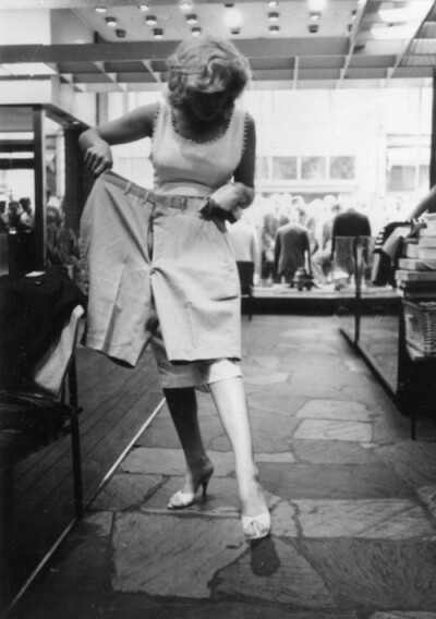 1957 Marilyn shopping in New York, photograph by Sam Shaw.