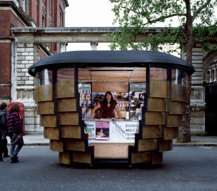 【看图说话】世博英国馆的设计师赫斯维克Thomas Heatherwick 2010年继获RIBA莱伯金建筑奖Lubetkin Prize，又获伦敦设计节的伦敦设计终身奖London Design Medal，赫斯维克是位多面手，除建筑，在城规、产品设计和艺术雕塑方面均成绩斐然。如图是伦敦街头可开可合的古铜色小报亭。