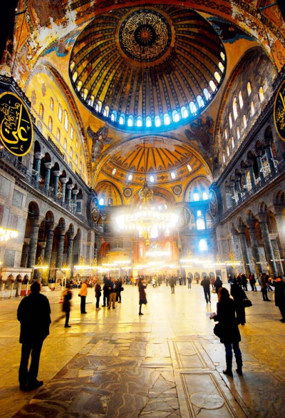 圣索菲亚大教堂是古都伊斯坦布尔最大的教堂，是古代拜占庭的艺术杰作。教堂从不同角度看都有不同效果，它既有罗马建筑的特色，又有东方艺术的韵味。土黄色的大理石地面，各国的游客聚集其中。拍照时一束束光透过小窗…