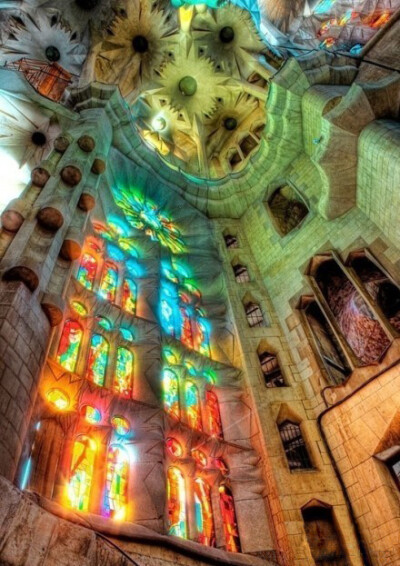 在西班牙巴塞罗那，有一座已开工100多年的教堂，至今仍在建造中，它就是由高迪设计的圣家族大教堂。有人赞叹它是“能够让人狂喜心碎的建筑”，大教堂显示出来的梦幻浪漫、怪诞陆离，使这座未完成教堂已成为建筑爱好…