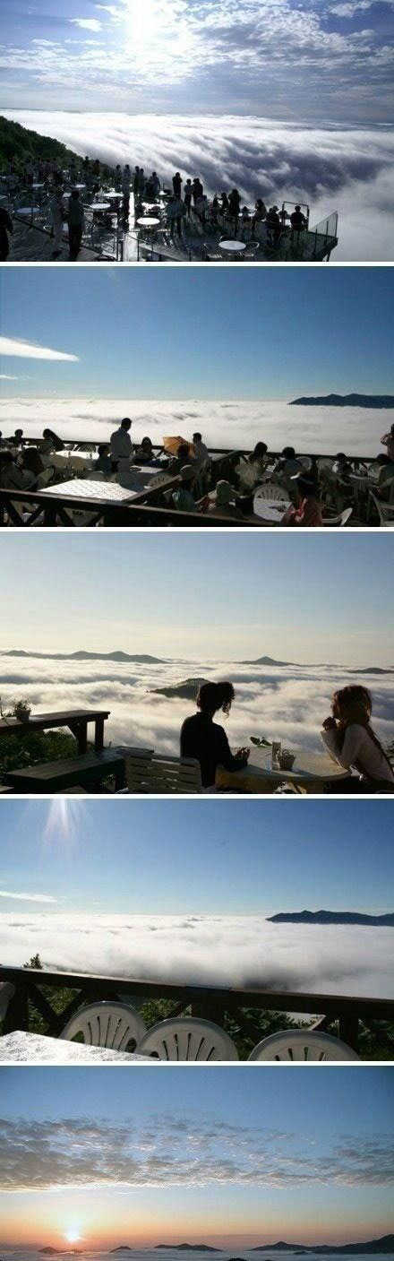 【北海道云海Terrace——离天国最近的咖啡厅】这是北海道Tomamu伟大的自然环境所孕育出的梦幻世界——云海，被称为距离天国最近咖啡厅，它便是星野度假村Tomamu的“云海Terrace”。在这里，顾客可以俯视山下，漫天云海触手可及。
