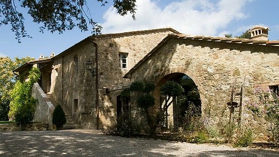 Casa Fabbrini is a 17th century country guest farmhouse in Tuscany, nestled in the lands around San Casciano Bagni thermal baths, in the middle of the Val d’Orcia, immersed in the wine and olive groves that separate the historical center of the small town from the village of Palazzone.
