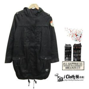 酷爱肩章，让黑色亮了起来，有型的加厚连帽风衣