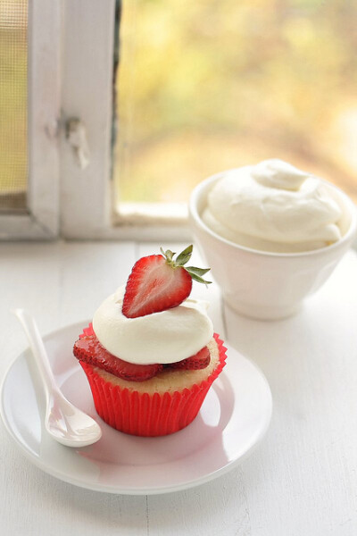 Strawberry N’ Cream Cupcake