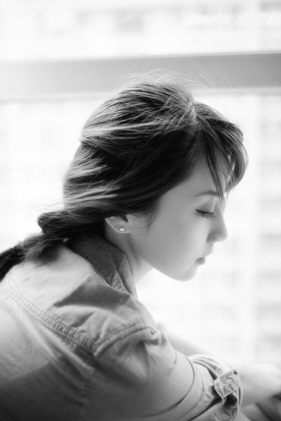 曾经，每一度春光惊讶着我赤热的心肠。怎么回事呀？它们开得多美!我没有忘记自己睁在花前的喜悦。大自然一花一草生长的韵律，教给我再生的秘密。像花朵对于季节的忠实，我听到杜鹃颤微微的倾诉。每一度春天之后，我更忠实于我所深爱的。