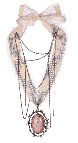 Dior 的11秋冬系列以极具英国贵族式浪漫情怀的椭圆形宝石镶嵌为主基调，沉稳的古铜质底座以及蝴蝶结等的修饰，更让首饰本身的质感提升。