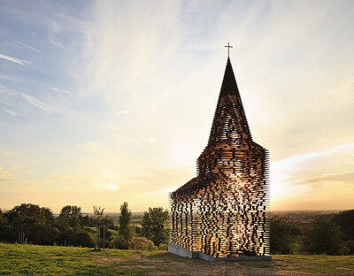 See Through Church(透明教堂)来自比利时设计师 Gijs Van Vaerenbergh，焊接的钢板成为此建筑独特的材料。