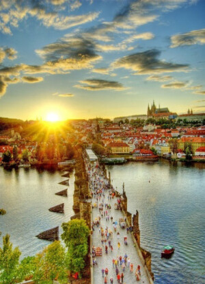 　世界没有悲剧和喜剧之分，如果你能从悲剧中走出来，那就是喜剧；如果你沉缅于喜剧之中，那它就是悲剧。如果你只是等待，发生的事情只会是你变老了。人生的意义不在于拿一手好牌，而在于打好一手坏牌。