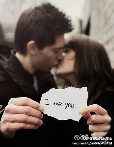 一个为你哭到撕心裂肺的女人，是爱你爱到骨头里的，不要辜负她。一个为你放弃事业的男人，是爱你爱到灵魂里的，也不要放弃他……女人的情绪和男人的事业一样，只为自己最爱的人崩溃