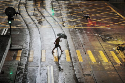 当我们为行程被突如其来的风雨扰乱而烦恼时，法国摄影师Christophe Jacrot可能已经带上相机 ，欢喜的迎着风雨走上街道。在雨中香港（Hong Kong in the Rain）的系列中，他通过倾盆大雨的街道、一个小小水坑上的涟漪…