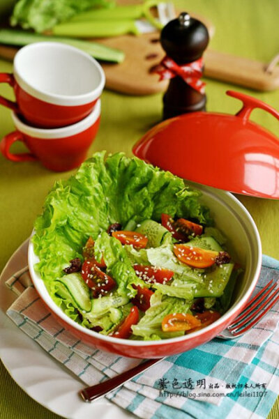 材料 花叶生菜 1棵 黄瓜 1根 蔓越莓 适量 蜂蜜 15ml 圣女果 10个 白芝麻 3克 日式沙拉汁 30ml 作法 1.花叶生菜去根洗净，控干水分。圣女果洗净去蒂； 2.花叶生菜手撕成方便入口的片状，松散的码在碗底。圣女…