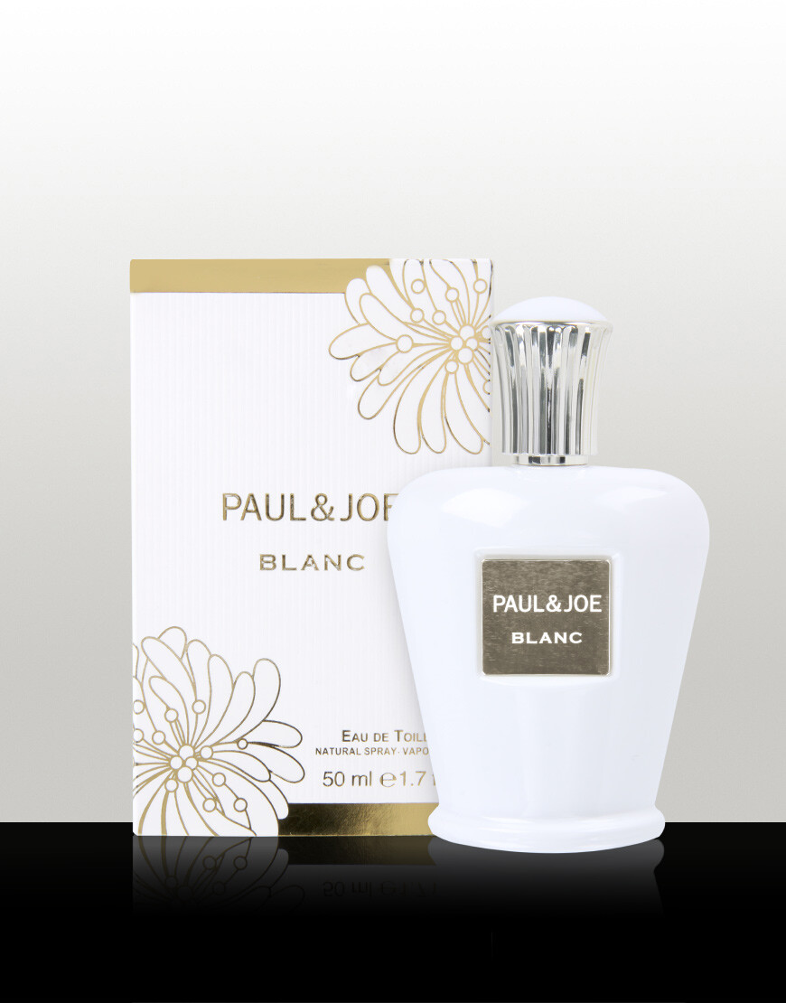 Paul & Joe Blanc Eau De Toilette 瓷白女士香水（EDT）低调的JCE招牌般内敛的热情在短暂的清幽前调后，绽放于直白欢快的小苍兰与香甜柔美的百合香气中了，淡雅地持续着，如一方花池，微风起香飘移。说不上为什么，JCE总是有着上佳的出世风范，却柔韧纠结于入世的果敢情结中，像一朵冰晶的花朵，需要小心呵护才是。