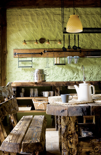 超喜欢这个风格的家，墙是做旧的绿色，桌椅柜台都是原木