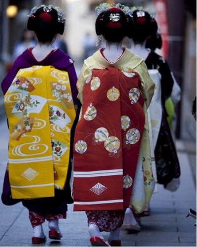 艺伎的服装是十分华丽的和服，做工、质地和装饰都十分上成，异常昂贵，一般在50万日元以上，有的甚至达100万日元。艺伎所穿着的和服的衣领开得很大，并且特意向后倾斜，让艺伎的脖颈全部外露。