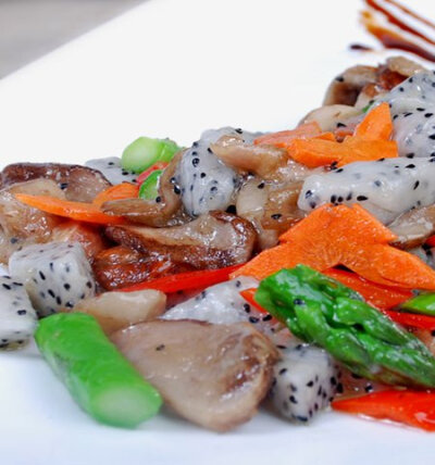 材料 牛肝菌 芦笋 盐 淀粉 火龙果 胡萝卜 蘑菇精 作法 1.美味牛肝菌洗净，切成斜刀厚片； 2.沥干水，放入盆内用精盐、蘑菇精腌20分钟； <br />3.然后用干淀粉上浆待用； <br />4.火龙果削皮，然后切菱…