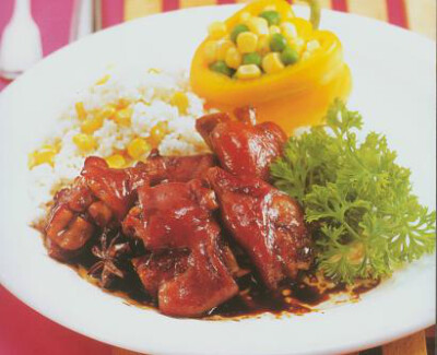 材料 猪手 2只 干姜 1块 香叶 2片 花椒 10粒 白砂糖 2茶匙 油 500ml 玉米饭 1碗 大葱 1根 大料 3枚 桂皮 1片 料酒 2汤匙 盐 香菜 作法1.煮沸一锅水，将洗净剁成大块的猪手汆烫2分钟，捞出充分沥干；2.…