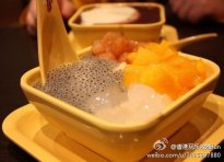 ：【DIY培根鸡蛋饭】制作方法：1、鸡蛋打散，培根切块。2、锅中倒油，油热后，倒入鸡蛋迅速划散成形后，放入培根翻炒片刻。3、然后倒入米饭，用锅铲的背面将米饭压散，翻炒均匀后加入1勺料酒，2勺耗油，继续翻炒2分…