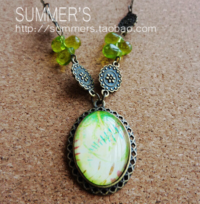 昨天太近， 天太远， 默默聆听那黑夜， 晚风吻尽荷花叶， 任我醉倒在池边， 当你清楚看见我的美，
<br />月光晒干眼泪……