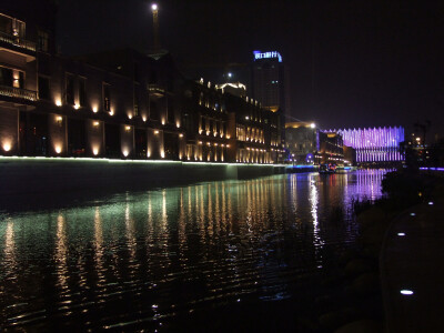 江边夜景，如画的江城。