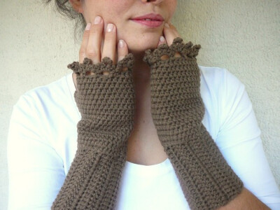 Brown Gloves With Lace Edge