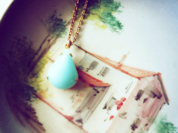 不知道啥材质╮(╯▽╰)╭ http://www.etsy.com/listing/62622694/gold-necklace-blue-vintage-glass-pendant?ref=usr_faveitems