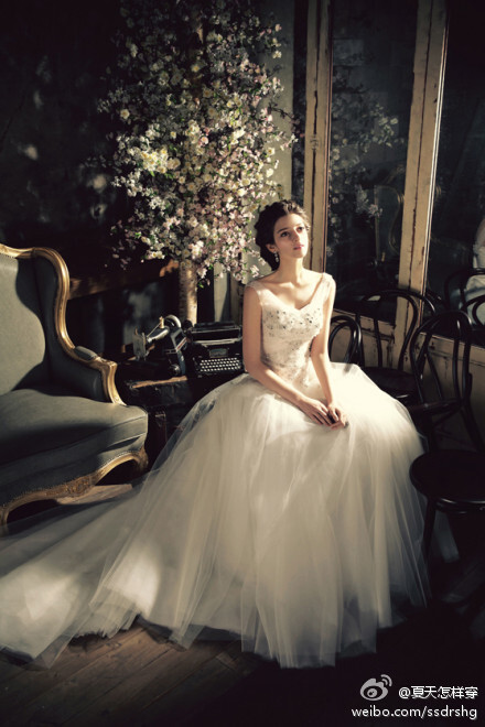 深V领口+镶钻+褶皱束腰+薄纱裙摆+长拖尾.