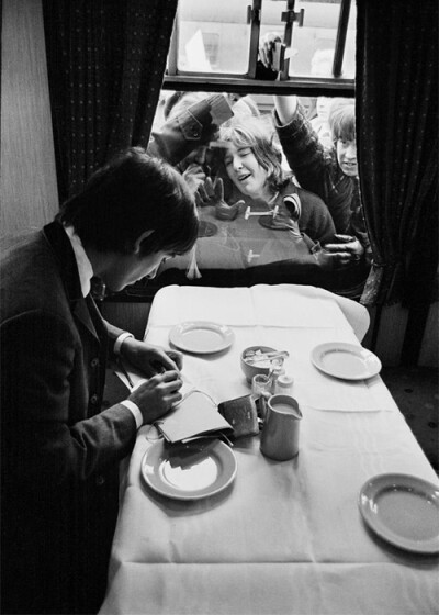 两句话：当你想要某种东西时，整个宇宙会合力助你实现愿望。—《牧羊少年奇幻之旅》 以及，一旦你停止欲求某个东西，你就会得到它。—《安迪·沃霍尔的哲学》（图为乔治·哈里森在火车里为粉丝们签名。摄影David Hurn…