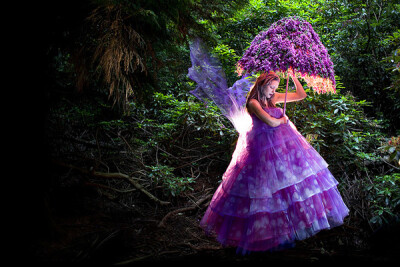 Kirsty Mitchell，英国女摄影师，出生于1976年，作品风格华丽奇幻，从事摄影之前是时装设计师，曾在Alexander McQueen及Hussein Chalayan的工作室实习，她称这两位设计师对其影响深远