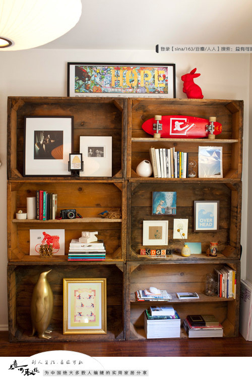这个书柜，就是大木箱子中间加个板，再堆叠在一起。