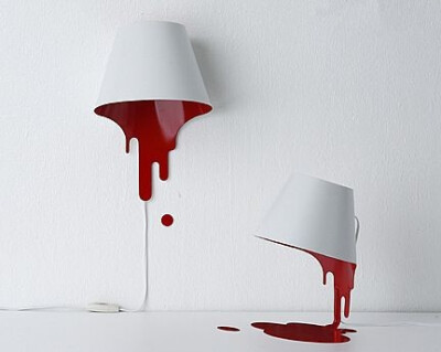 油漆筒？台灯？ 这款色差强烈的台灯由铁板制成, 它的灯帽设计象悬空的油漆筒，灯座象融化的油漆。这款台灯可以固定在墙上或桌上，有红白两种颜色可选。