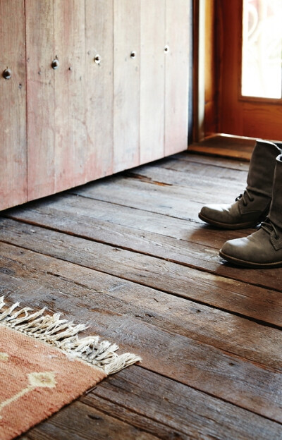 ESCAPE TO A CABIN AND DREAM. CUDDLE. PLAY. READ. EAT. HIKE. RUN. BAKE. RIDE. SLEEP. DRINK. CREATE. LISTEN. WATCH. THINK.