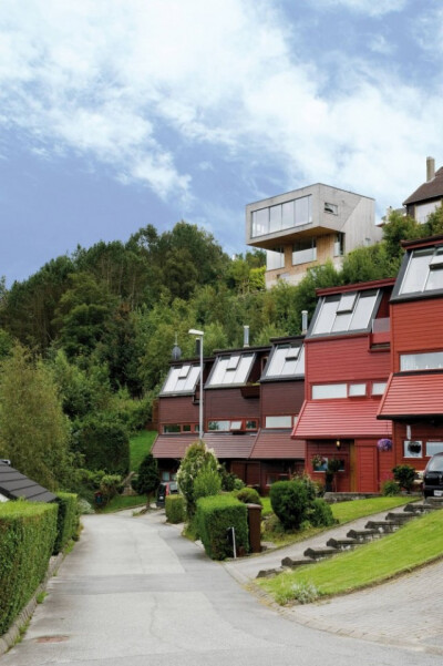 为什么人们都喜欢风景房呢？是想更开阔的视野，更开阔的心境，还是只是想与自然融合着。不知你的想法呢？就如今天所带来的这栋非常漂亮的全景房，在挪威的Stavanger地区，面对着一大片美丽的风景，木质+钢架结构支撑…