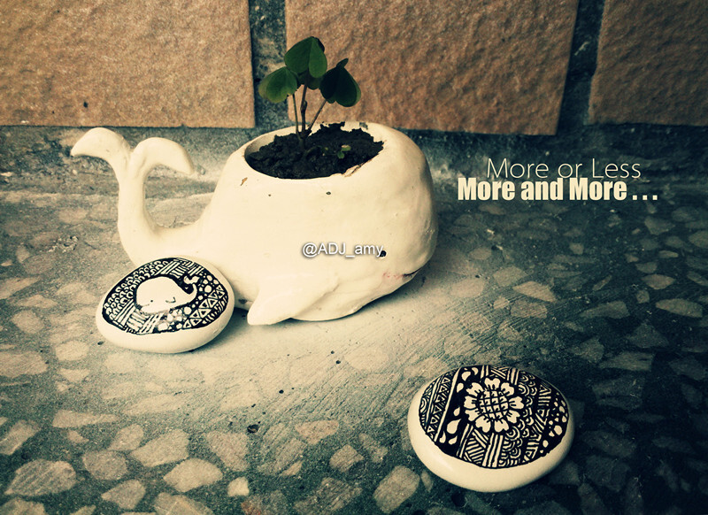 鲸鱼花盆 步骤1：将可口可乐的头部4厘米处剪出 在瓶盖钻孔 以便排水 步骤2：用精雕油泥抱住外围 做出鲸鱼的外形 步骤3：上漆 步骤4：上光油 小提示 ：漆和油的性质不一样 一定要先喷漆 再上光油 漆要完全干透
<br />光油的不能太厚
<br />手绘石头
<br />步骤1：用自动喷将鹅卵石喷成白色
<br />步骤2：用油性笔画上图案