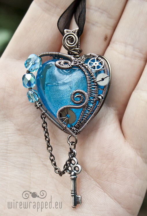 Steampunk heart with a key 海洋之心