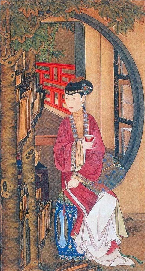 图为桐荫品茶。仕女手持薄纱纨扇，坐于茂密的梧桐树下静心品茶。茶饮原是一种日常饮食行为，由于品茶论道的盛行，而成为历朝文人士大夫中的风雅之事，逐渐提高了茶的境界。图中月亮门内有一黑漆描金书架，满函的书籍不仅为画面增添了儒雅的书香气息，而且与仕女手中的茶具相互映衬，表现出宫中女子的文..