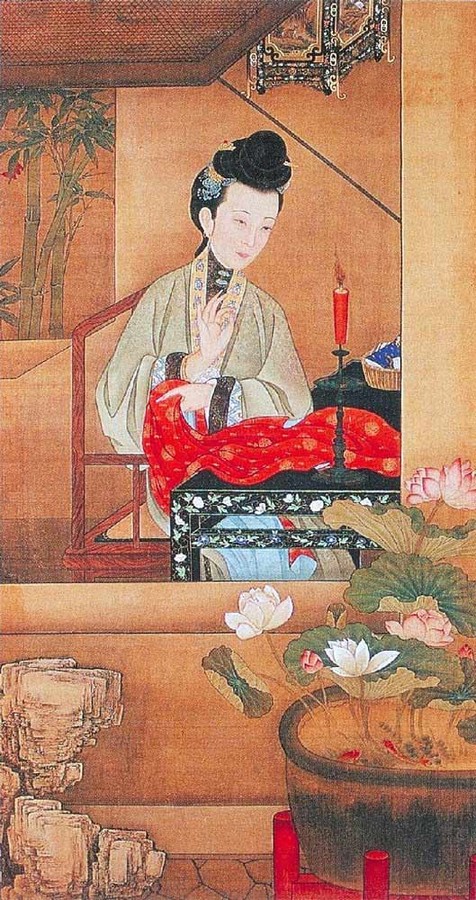 图为烛下缝衣。清风徐徐，红烛摇曳，仕女勤于女红，在烛光下行针走线。女红包括纺织、刺绣、缝纫等，古代隶属于衡量女子“四德（妇德、妇言、妇功、妇容）”中的“妇功”，是评价女子品行高低的重要标准之一。因此，女子们无论贫富贵贱，均以擅女红为能事。此图中女子兰指轻拈，针线穿行，低眉落目