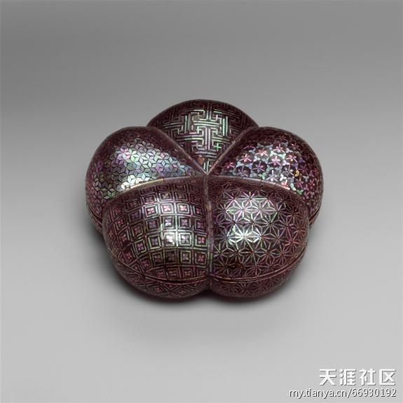 清 黑漆嵌螺钿几何图案盒子 高2.9cm 直径 7cm