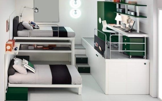 下面的床好像是可以收得~ 喜欢这种节约空间的方式~ 还有书桌下面的柜子 也很不错