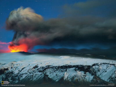  2010年4月23日黎明来临之际，冰岛艾雅法拉(Eyjafjallajokull)火山继续向外喷涌岩浆和火山灰。这次火上喷发让冰岛损失了近一亿欧元。大自然这样美得惊心动魄，又残酷的这样喜怒无常。