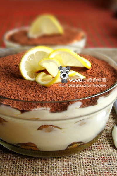 DIY提拉米苏Tiramisu DIY提拉米苏Tiramisu 1、材料：奶油乳酪250g，新鲜鸡蛋3个，鲜奶油200ml，细砂糖50g，Savoiardi手指饼200g，甜酒120g，咖啡粉15g，无糖可可粉30g，柠檬半个 2、蛋黄加一半糖打至发白，加入…