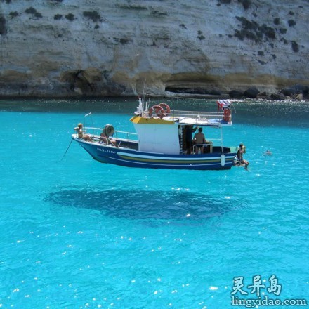 佩拉杰群岛（Pelagie Islands）位于地中海中部，地处马耳他、突尼斯和意大利的西西里岛之间。 海水透明得宛如船漂浮在蓝天上！