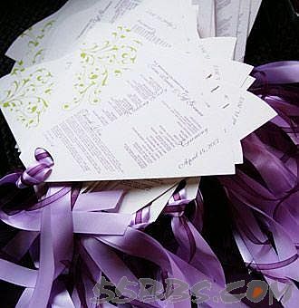  飘逸丝带垂挂祝福卡 为每位来宾贴心地准备一张祝福卡，让他们写下对自己婚礼的祝福。对新人来说，是一种浪漫甜蜜的纪念。与紫色婚礼相配搭，在白色的卡片上，用紫色的缎带系与其上，简单又大方地与婚礼融…