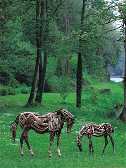 这些木马都是英国女人 Heather Jansch 领导创建的，材料就是捡回来的浮木。不过俗话说马瘦毛长，这马瘦是够瘦了，怎么不见毛呢？