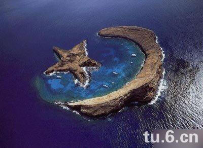 在西方伯利来海域，天然的形成了一个月亮和星星的岛屿.