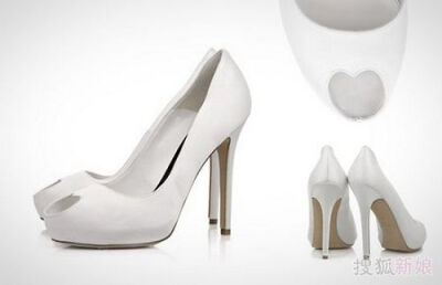 最美新娘 全球十大婚鞋排行榜Top10。2. 麦克昆 Alexander McQueen Heart Peep Toe Satin Pumps 亚历山大 麦克昆是很多时尚人士钟爱的设计师，所以他的鞋子当然具有很高的地位。