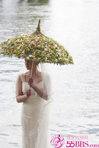 花艺师打造真正鲜花新娘。鲜花雨伞，诗情画意