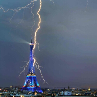 闪电击中埃菲尔铁塔