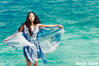 韩星金泰熙近日为某时尚杂志拍摄一组异域写真。湛蓝的大海前，她身穿水蓝色雪纺长裙，做飞舞状的样子如同仙子一般迷人。