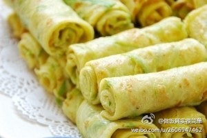 【自制老北京美食：糊塌子】材料：西葫芦、鸡蛋、面粉、盐、葱、黑芝麻。做法：1、西葫芦去皮擦丝，葱切末。2、西葫芦丝加入盐、葱末、根据自己口味打入鸡蛋，搅拌均匀。3、加入面粉搅拌成糊，喜欢的话可以撒点黑芝…