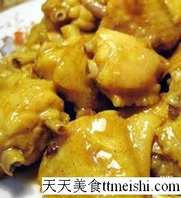 咖喱鸡翅 主料：鸡翅 辅料：熟土豆、青豆 调料：精盐、鸡精、咖喱粉、料酒、鲜汤、水淀粉 做法 1、将鸡翅洗净，土豆切成滚刀块，青豆洗净沥干水分；
<br />2、坐锅点火倒入油，油温四成热，放入咖喱粉炒出香味，倒入鸡翅、土豆煸炒，加入精盐、鲜汤、鸡精、青豆用小火焖20分钟，出锅前水淀粉勾薄芡，即可出锅。